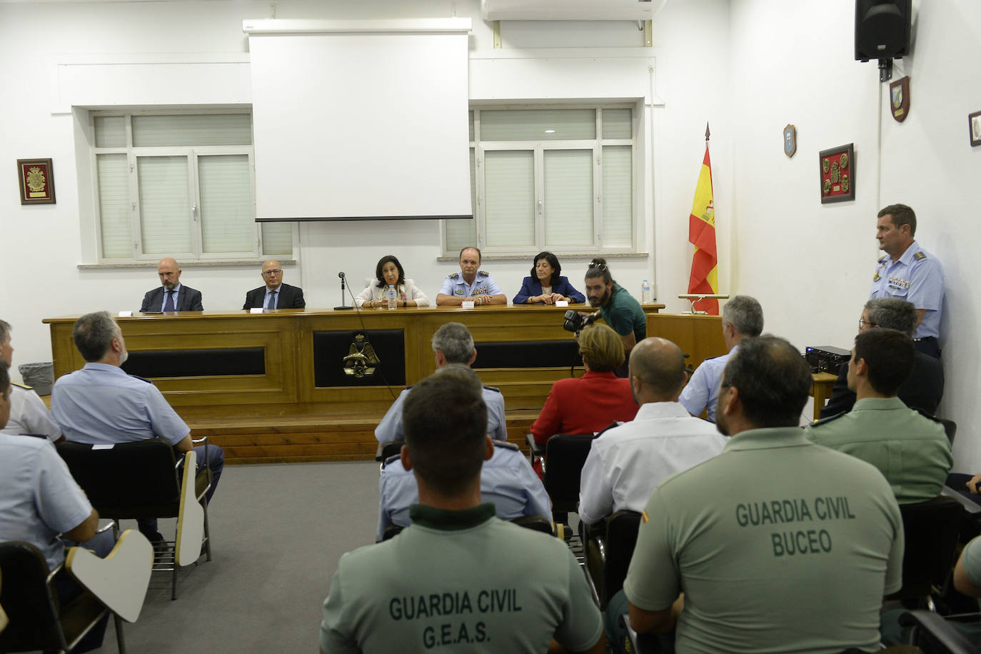 La ministra de Defensa visita la AGA en San Javier «para dar apoyo y mostrar la solidaridad del Gobierno a los compañeros y familiares» del piloto fallecido la semana pasada