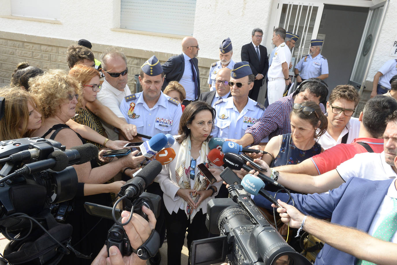 La ministra de Defensa visita la AGA en San Javier «para dar apoyo y mostrar la solidaridad del Gobierno a los compañeros y familiares» del piloto fallecido la semana pasada
