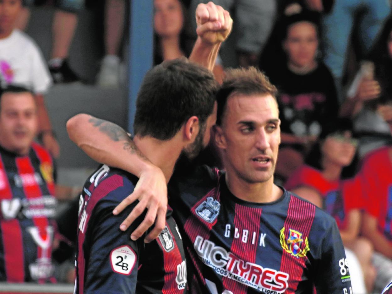 Íker Torre celebra uno de sus goles con Ubay. 