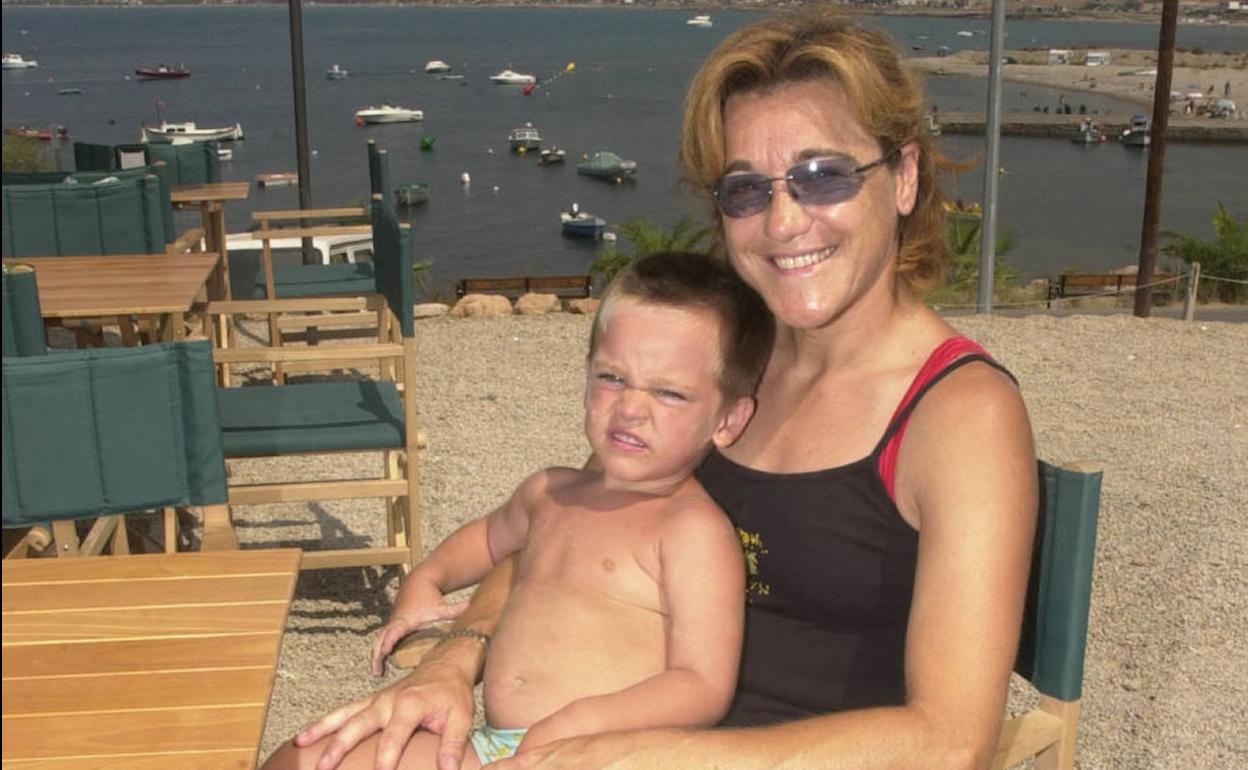 Blanca Fernández Ochoa y su hijo David, durante el verano de 2002 en La Azohía.