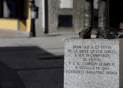 Imagen secundaria 1 - Imágenes de la estatua y el museo de Paquito Fernández Ochoa. 