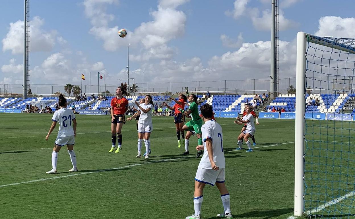 La yeclana Eva Navarra remata de cabeza durante una jugada a balón parado.