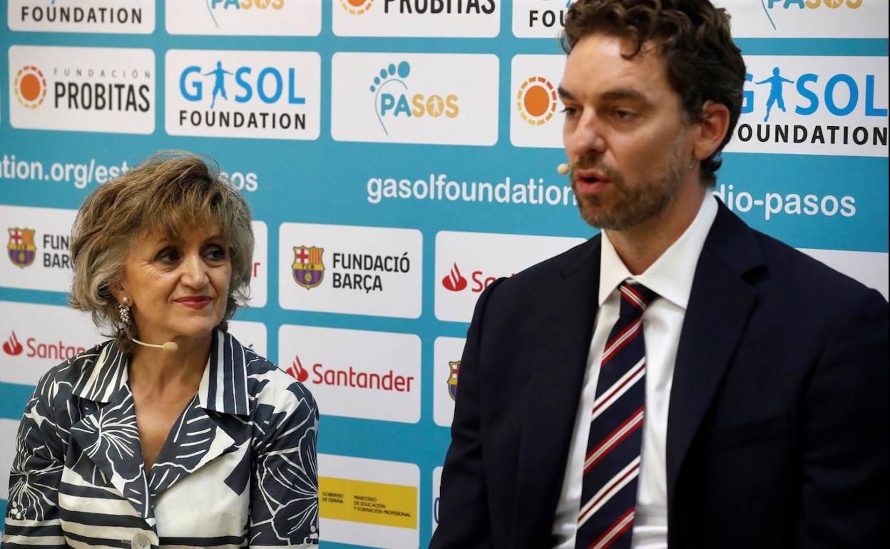 La ministra de Sanidad en funciones, María Luisa Carcedo, y Pau Gasol, este martes, en la presentación del 'Estudio PASOS'.
