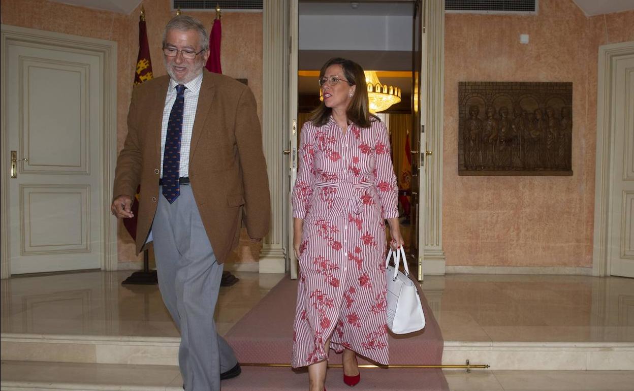 Ana Belén Castejón visita al presidente de la Asamblea Regional, este miércoles.