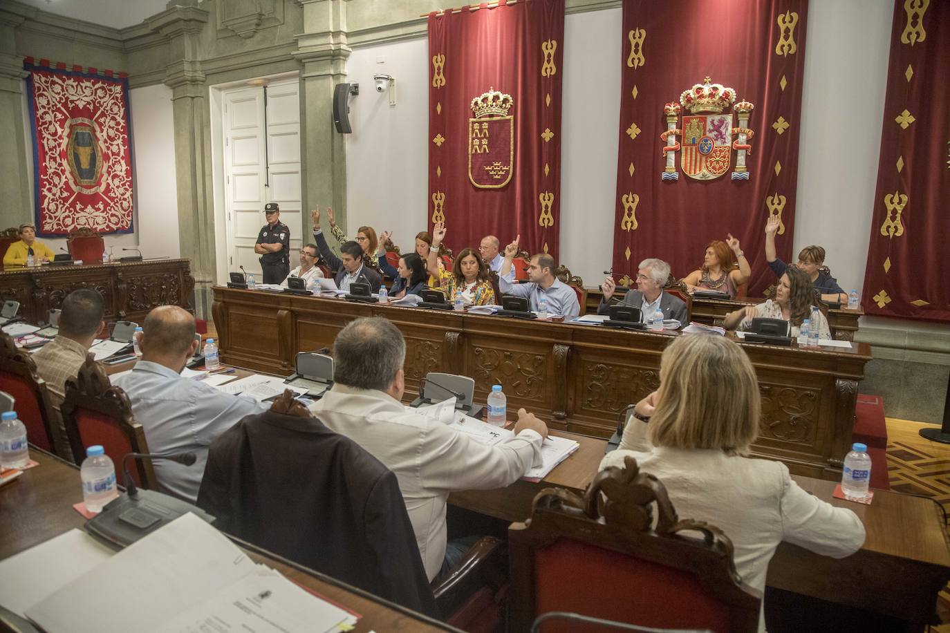 Durante el Pleno, la alcaldesa, Ana Belén Castejón, protagonizó un encontronazo dialéctico con el portavoz de MC, José López.