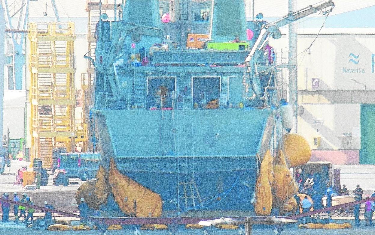 Trabajadores de Navantia y de la Armada analizan los daños del cazaminas 'Turia'. 