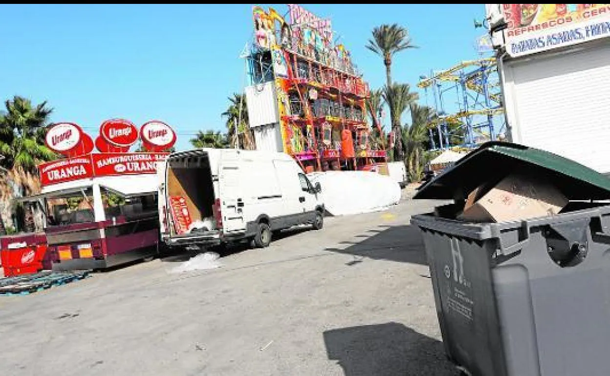 El recinto ferial del año pasado junto a unos contenedores de basura.