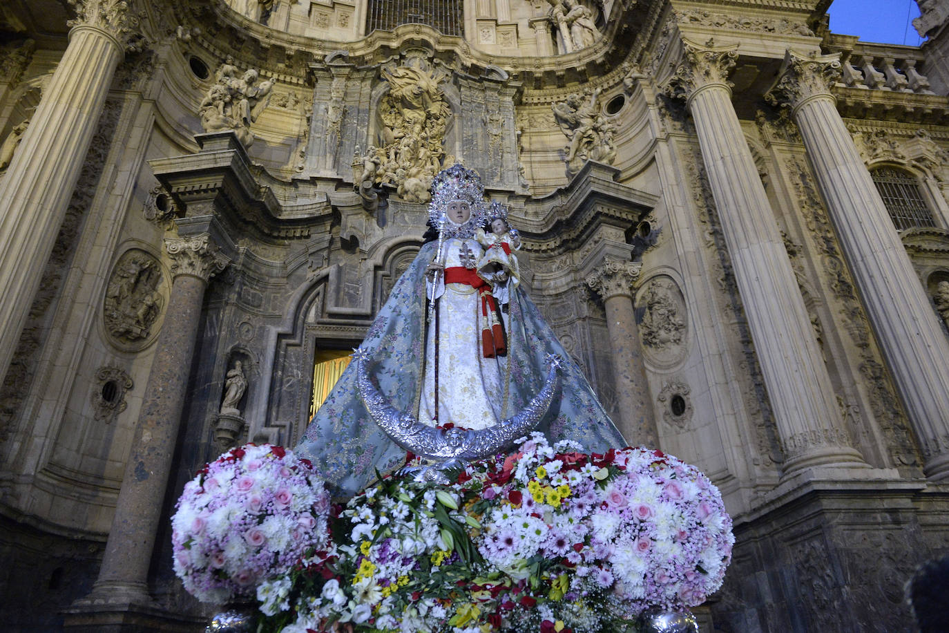 Miles de devotos acompañaron a La Patrona hasta la plaza Cardenal Belluga, donde fue recibida por una petalada formada por 10.000 pétalos de rosa