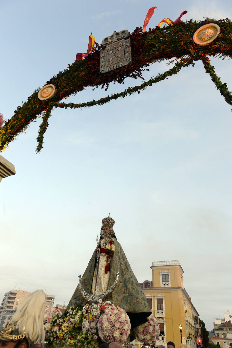 Miles de devotos acompañaron a La Patrona hasta la plaza Cardenal Belluga, donde fue recibida por una petalada formada por 10.000 pétalos de rosa