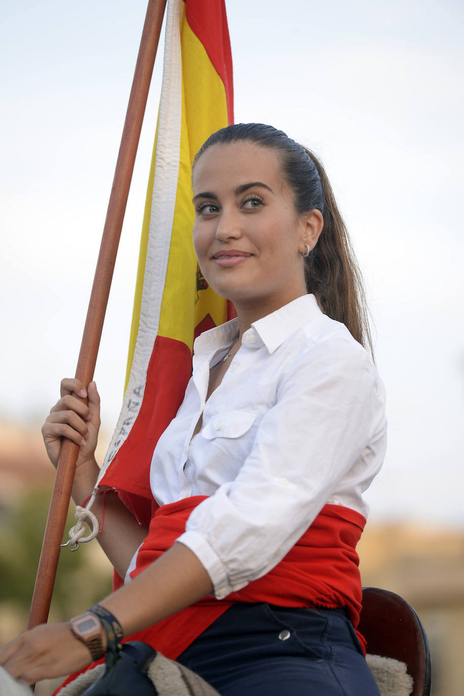 Miles de devotos acompañaron a La Patrona hasta la plaza Cardenal Belluga, donde fue recibida por una petalada formada por 10.000 pétalos de rosa