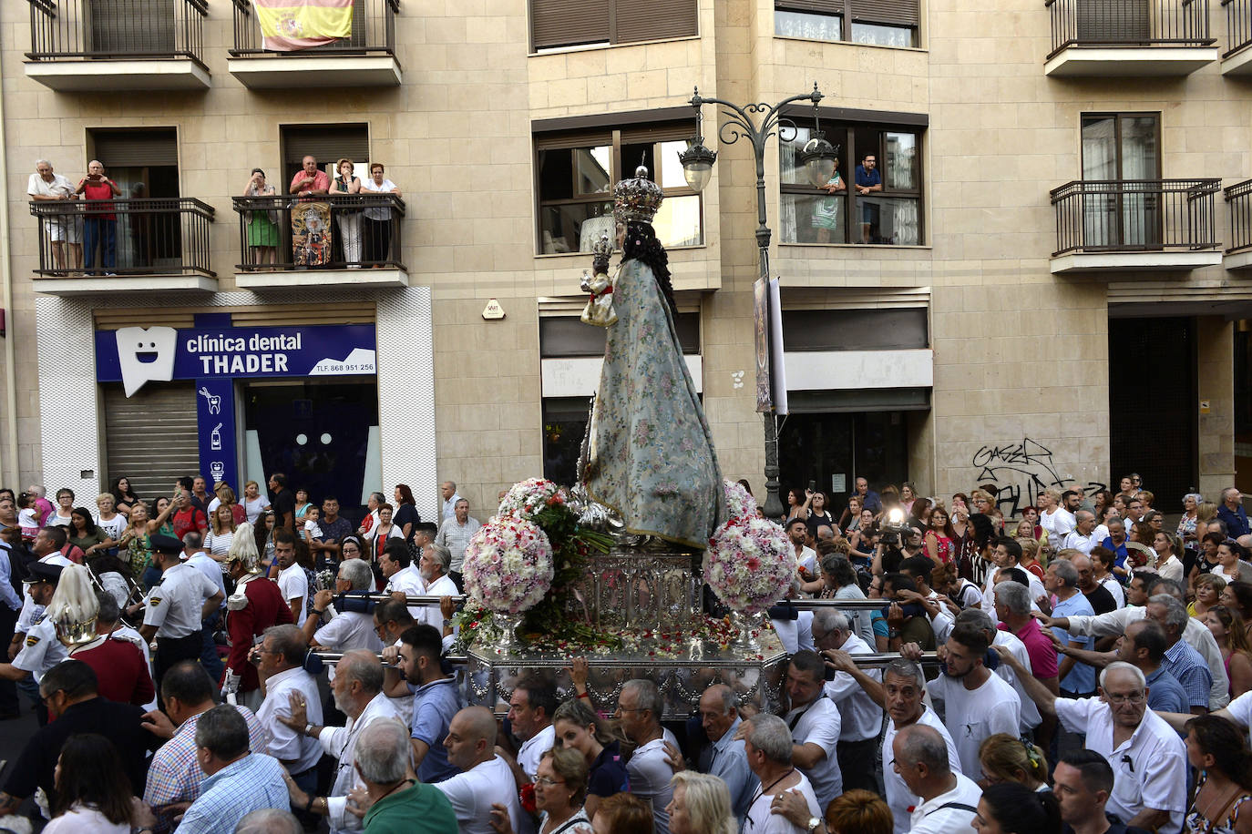Miles de devotos acompañaron a La Patrona hasta la plaza Cardenal Belluga, donde fue recibida por una petalada formada por 10.000 pétalos de rosa