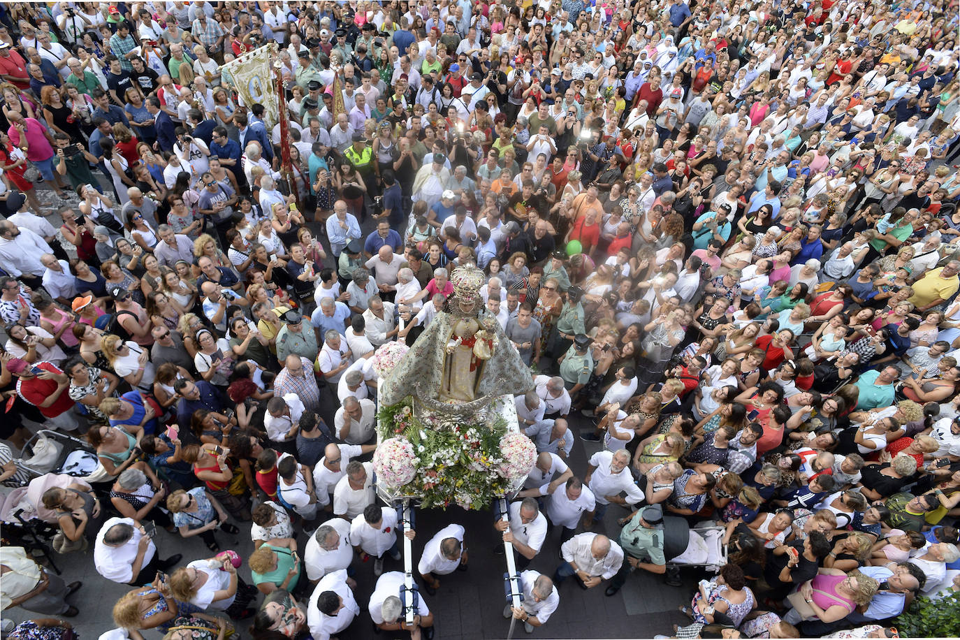 Miles de devotos acompañaron a La Patrona hasta la plaza Cardenal Belluga, donde fue recibida por una petalada formada por 10.000 pétalos de rosa