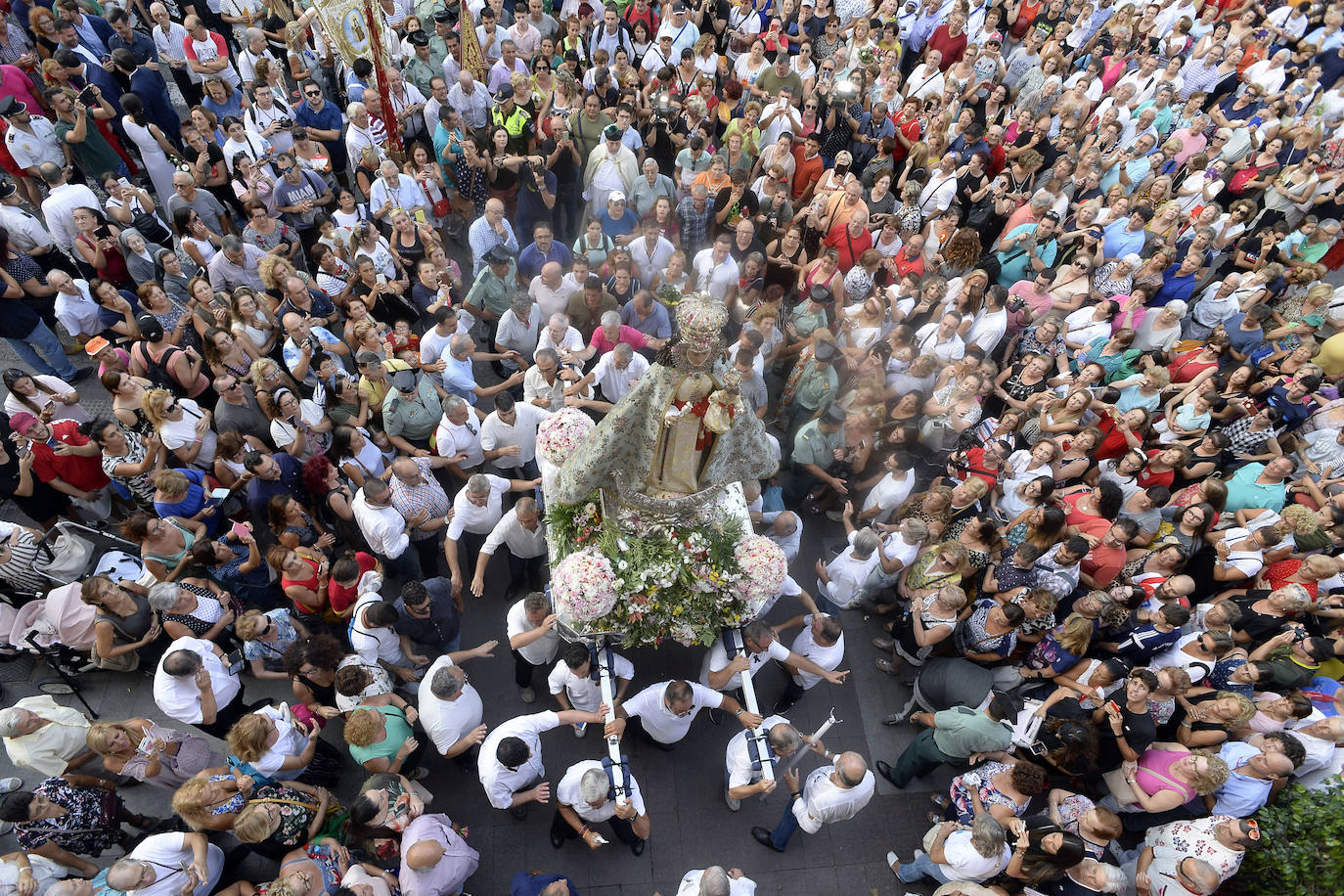 Miles de devotos acompañaron a La Patrona hasta la plaza Cardenal Belluga, donde fue recibida por una petalada formada por 10.000 pétalos de rosa