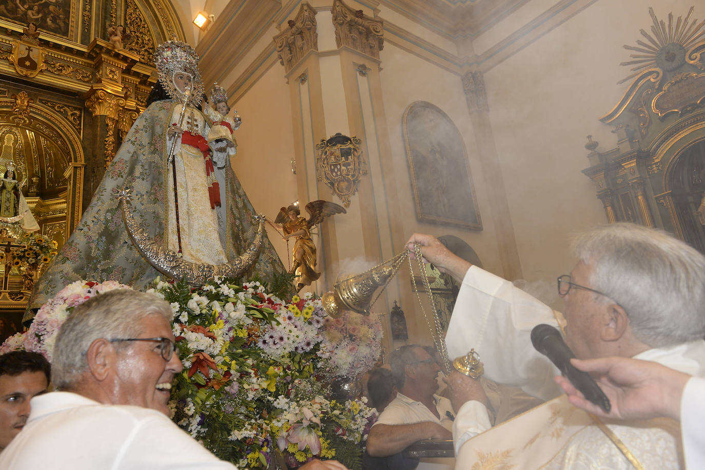 Miles de devotos acompañaron a La Patrona hasta la plaza Cardenal Belluga, donde fue recibida por una petalada formada por 10.000 pétalos de rosa