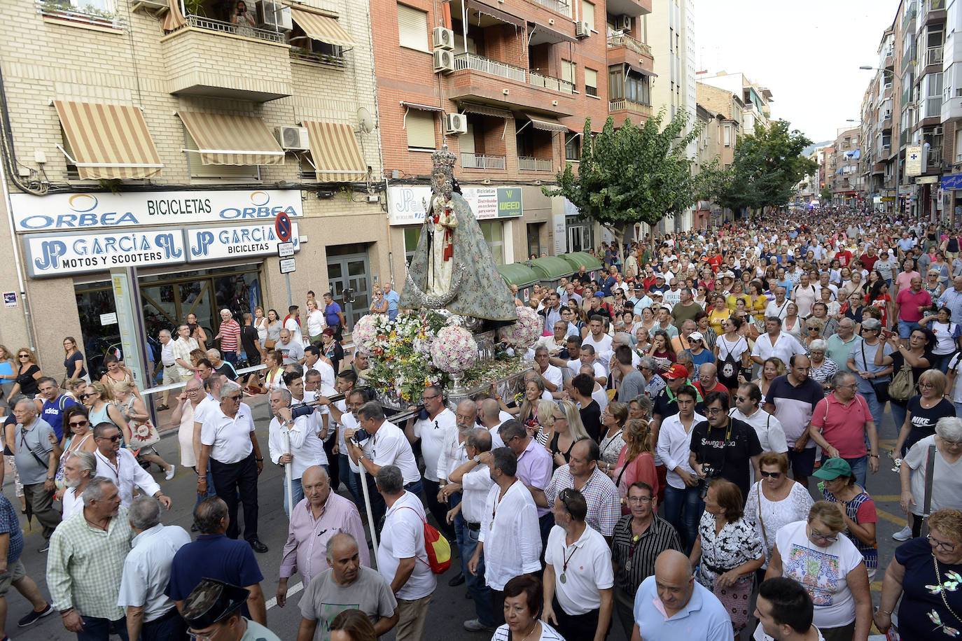 Miles de devotos acompañaron a La Patrona hasta la plaza Cardenal Belluga, donde fue recibida por una petalada formada por 10.000 pétalos de rosa