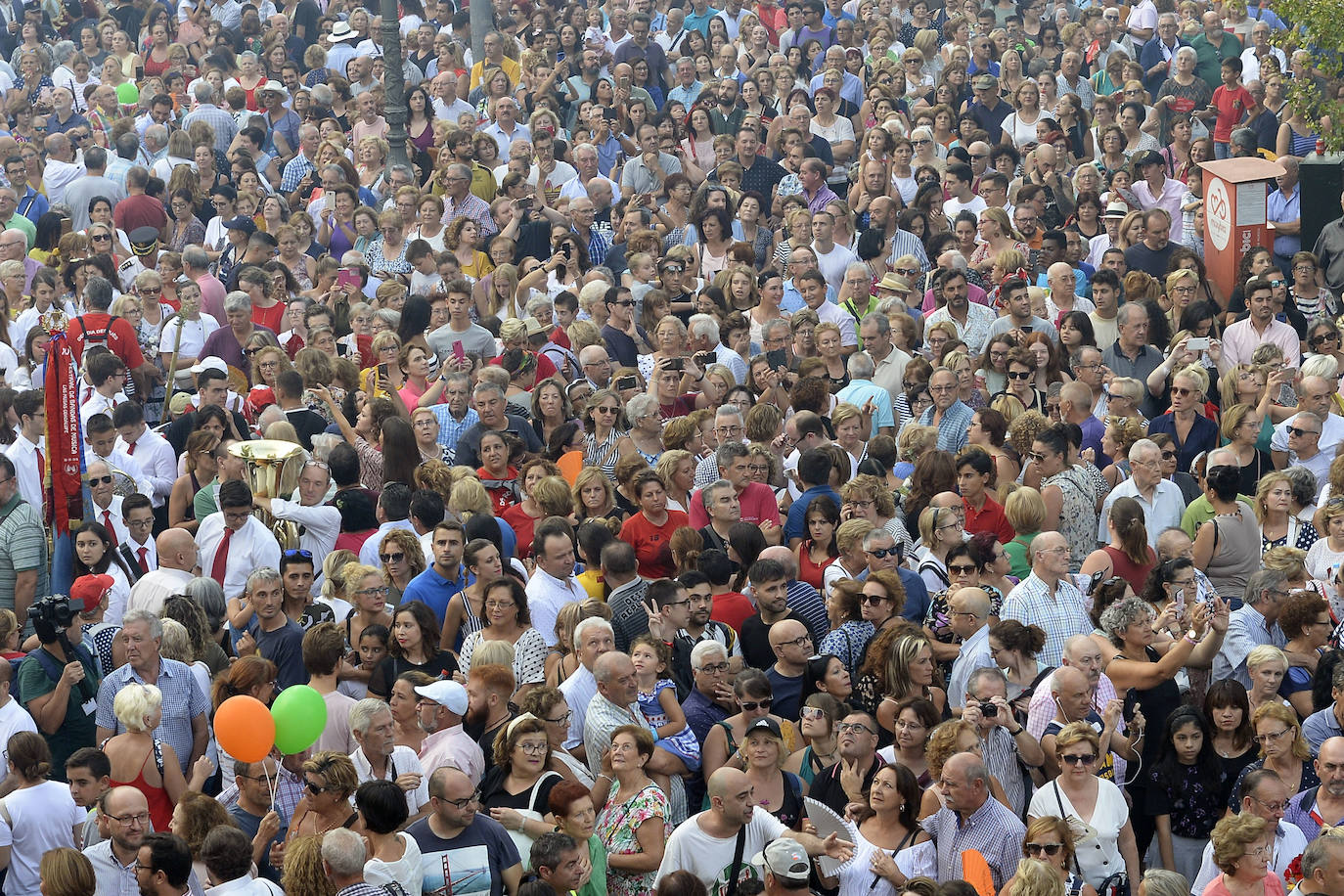 Miles de devotos acompañaron a La Patrona hasta la plaza Cardenal Belluga, donde fue recibida por una petalada formada por 10.000 pétalos de rosa