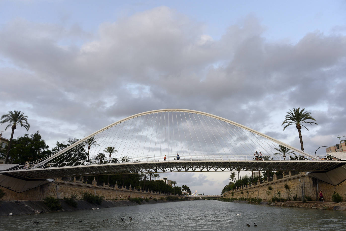 Familias enteras optaron por el paseo en barco gratuito para recorrer el tramo fluvial entre los recintos de La Fica y El Malecón