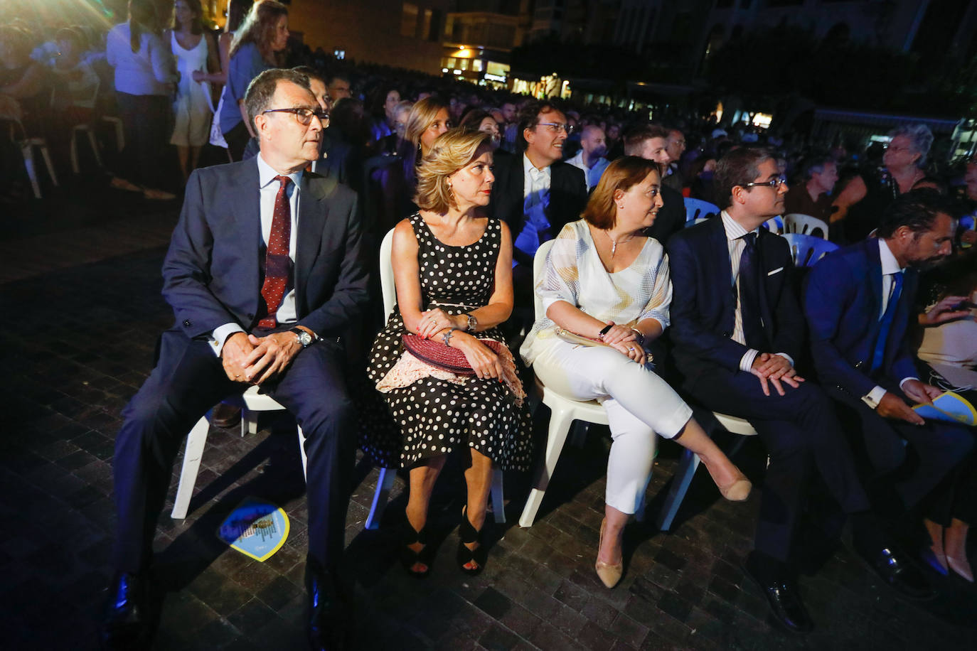 La Coral Discantus y Ruth Lorenzo entonan el pregón más innovador, que abarrotó Belluga