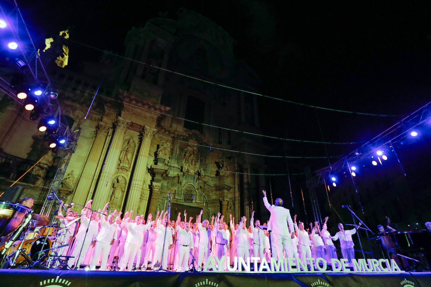 La Coral Discantus y Ruth Lorenzo entonan el pregón más innovador, que abarrotó Belluga