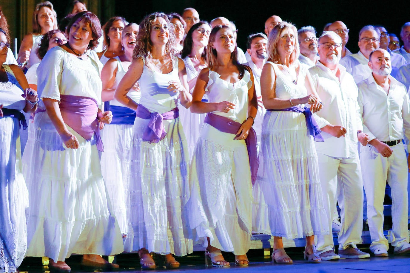 La Coral Discantus y Ruth Lorenzo entonan el pregón más innovador, que abarrotó Belluga