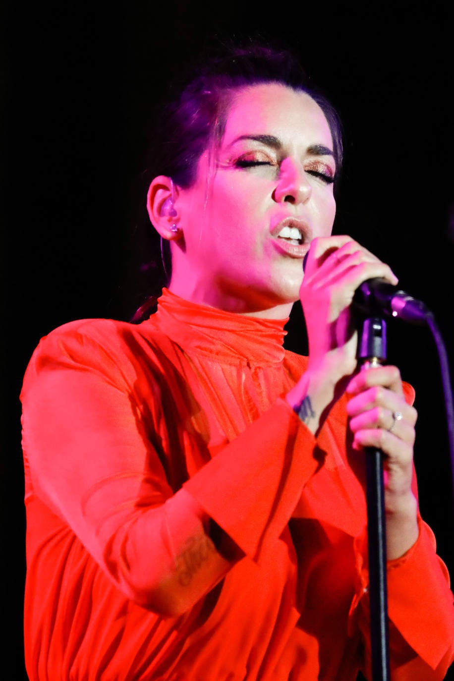 La Coral Discantus y Ruth Lorenzo entonan el pregón más innovador, que abarrotó Belluga