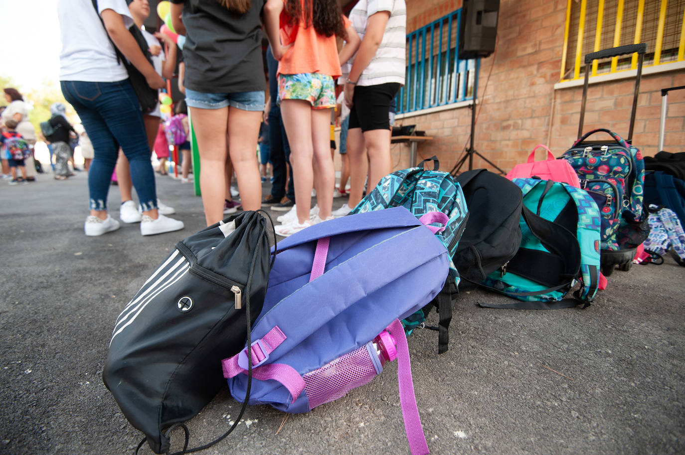 NIños en la vuelta al cole en un centro escolar de Archena.