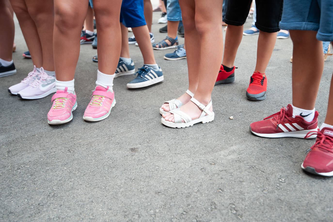 NIños en la vuelta al cole en un centro escolar de Archena.