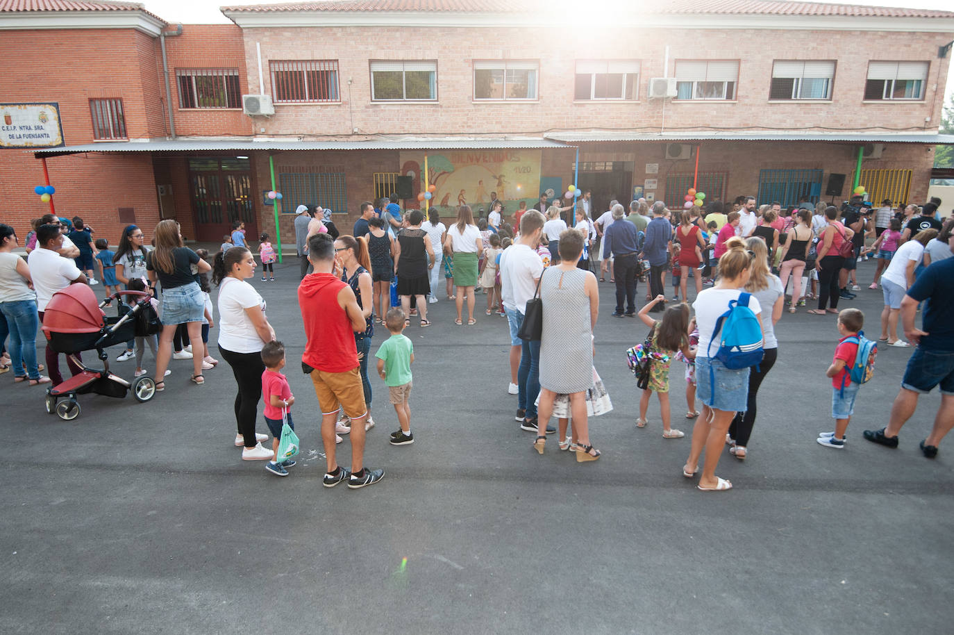NIños en la vuelta al cole en un centro escolar de Archena.
