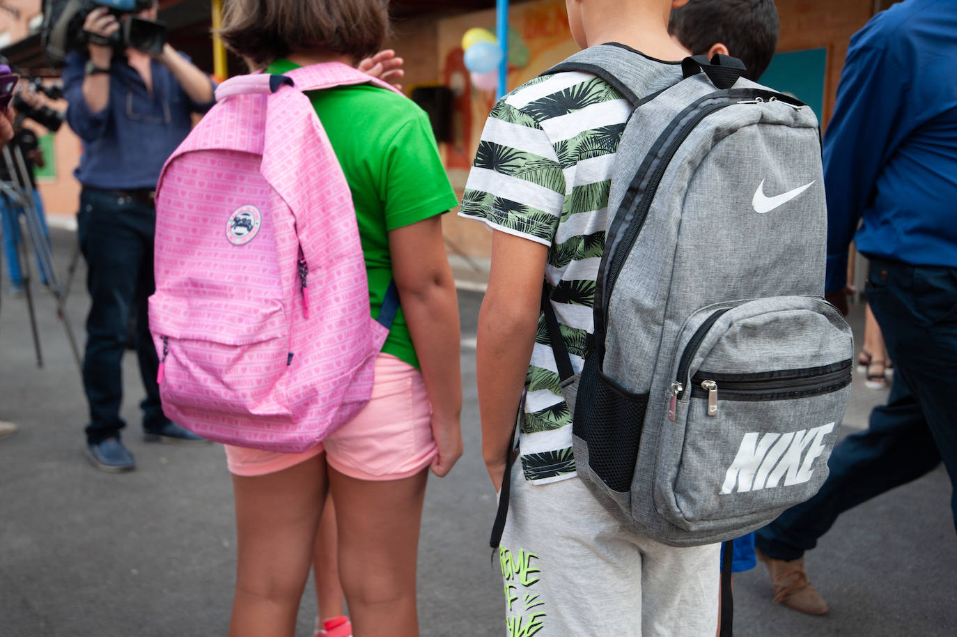 NIños en la vuelta al cole en un centro escolar de Archena.