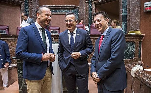 Segado, Conesa y Juan José Molina en el Pleno en el que han sido designados para defender el la reforma del Estatuto de Autonomía.