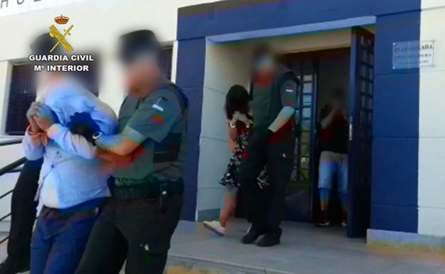 Los delincuentes detenidos por la Guardia Civil.