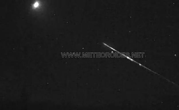 Momento en el que la bola de fuego atraviesa el cielo.