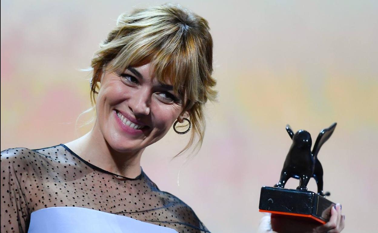 La actriz murciana Marta Nieto, este sábado, con el premio mejor actriz de la sección Horizontes en Venecia.