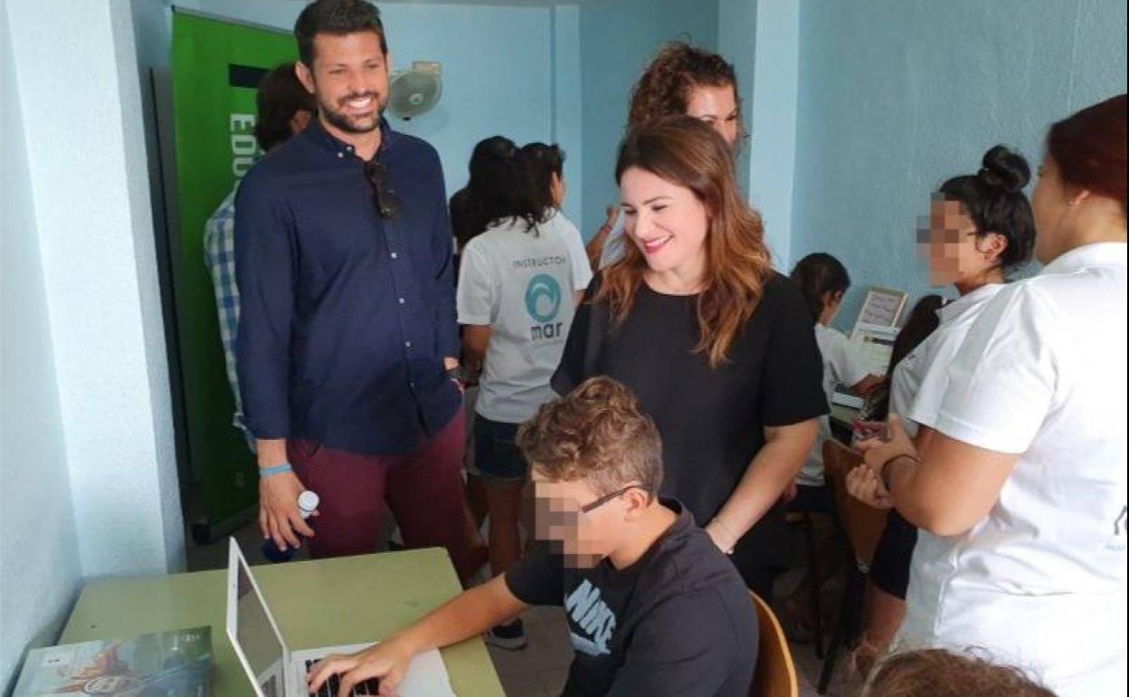 La consejera Esperanza Moreno, este sábado, visitando en Los Alcázares uno de los campamentos de inmersión lingüística de la Comunidad.