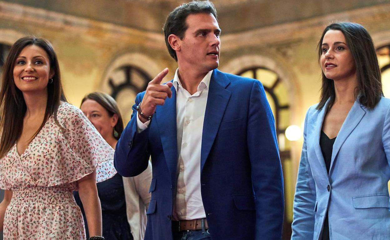 Albert Rivera (c), Inés Arrimadas (d), y Lorena Roldán. 