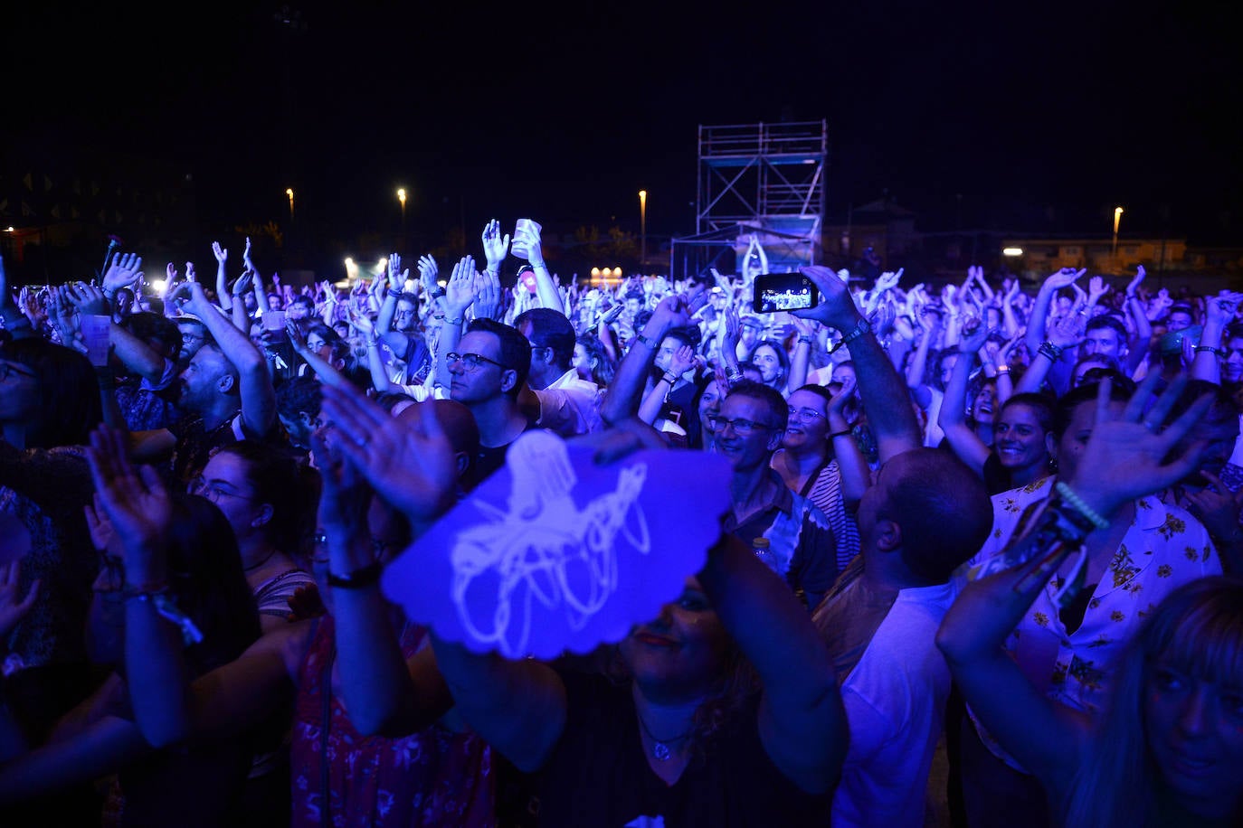 El festival B-Side celebra su edición más ecléctica, en la que Viva Suecia firmó los mejores momentos y en la que también destacaron la puesta en escena de Fuel Fandango, el reggae electrónico de Iseo & Dodosound y el talento de Alice Wonder.