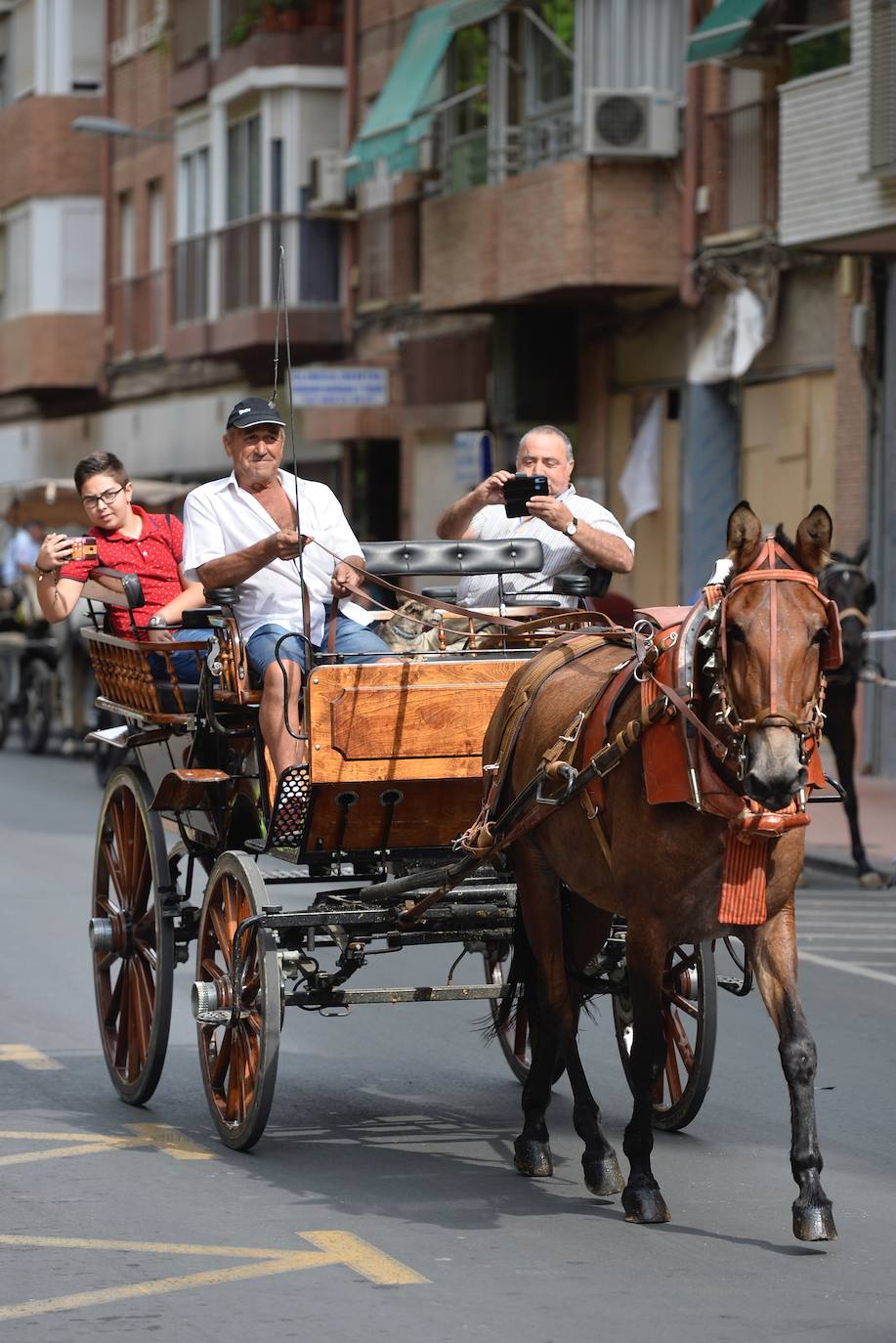 Se han repartido 700 bocadillos, cerveza Estrella de Levante y patatas 'Acho' entre el público asistente.