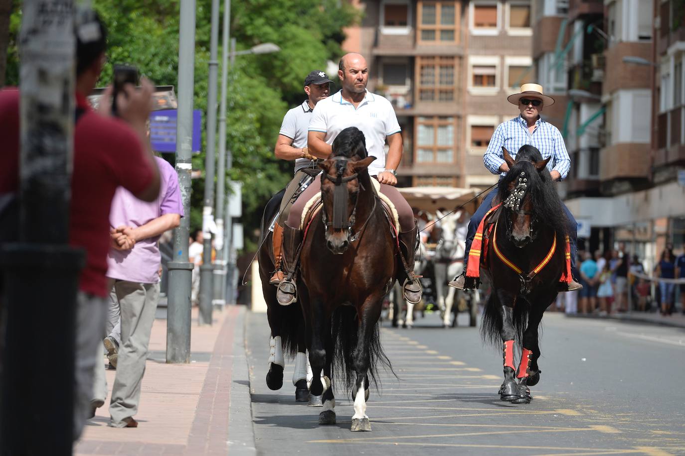 Se han repartido 700 bocadillos, cerveza Estrella de Levante y patatas 'Acho' entre el público asistente.
