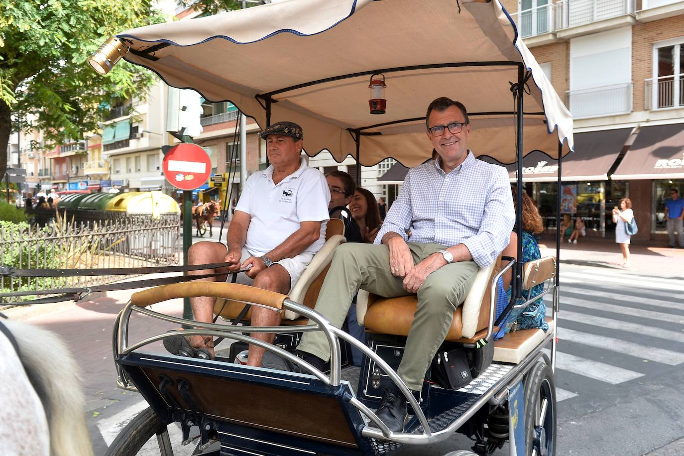 Se han repartido 700 bocadillos, cerveza Estrella de Levante y patatas 'Acho' entre el público asistente.