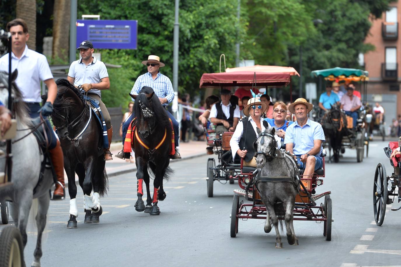 Se han repartido 700 bocadillos, cerveza Estrella de Levante y patatas 'Acho' entre el público asistente.
