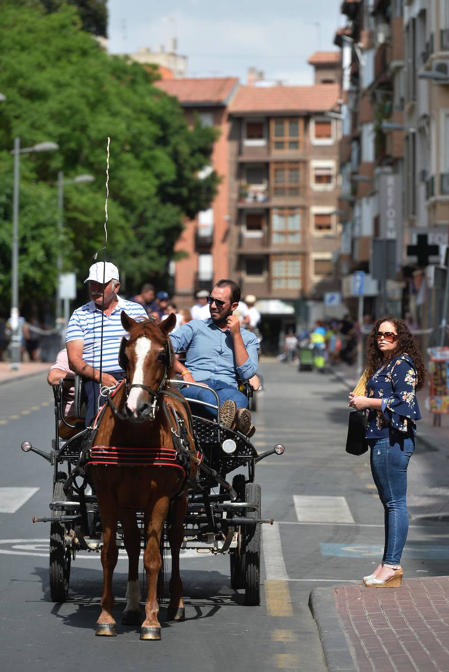 Se han repartido 700 bocadillos, cerveza Estrella de Levante y patatas 'Acho' entre el público asistente.