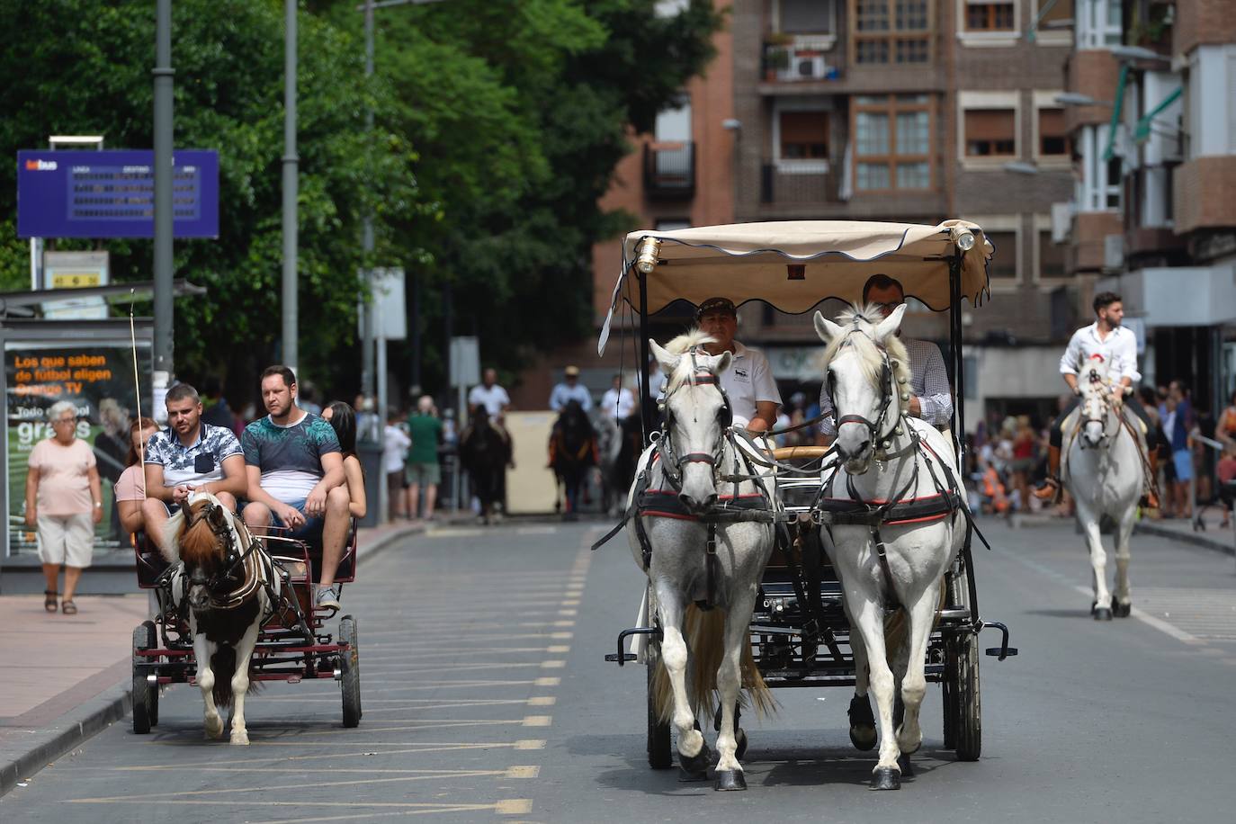 Se han repartido 700 bocadillos, cerveza Estrella de Levante y patatas 'Acho' entre el público asistente.