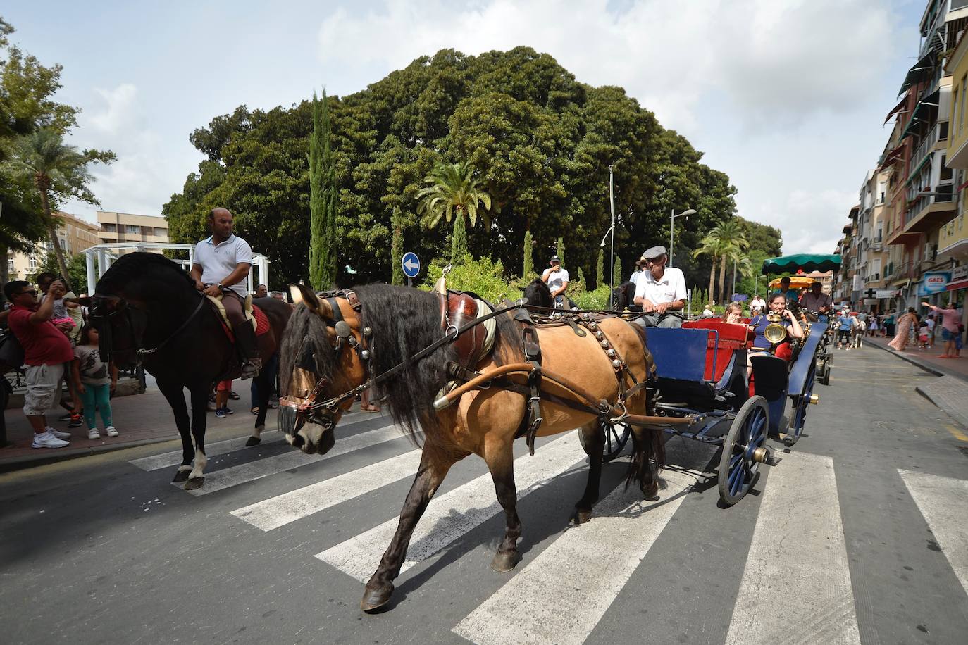 Se han repartido 700 bocadillos, cerveza Estrella de Levante y patatas 'Acho' entre el público asistente.