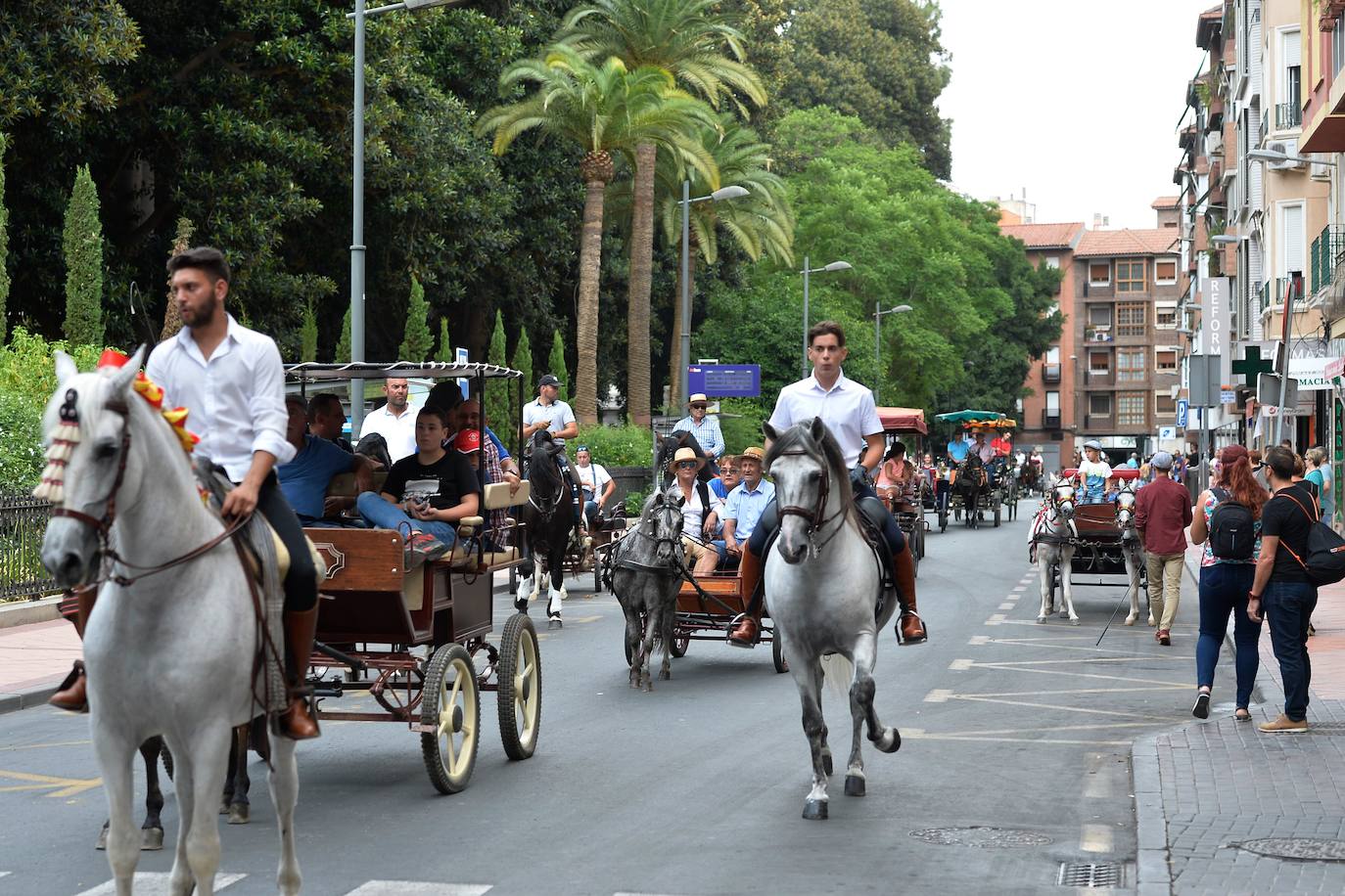 Se han repartido 700 bocadillos, cerveza Estrella de Levante y patatas 'Acho' entre el público asistente.
