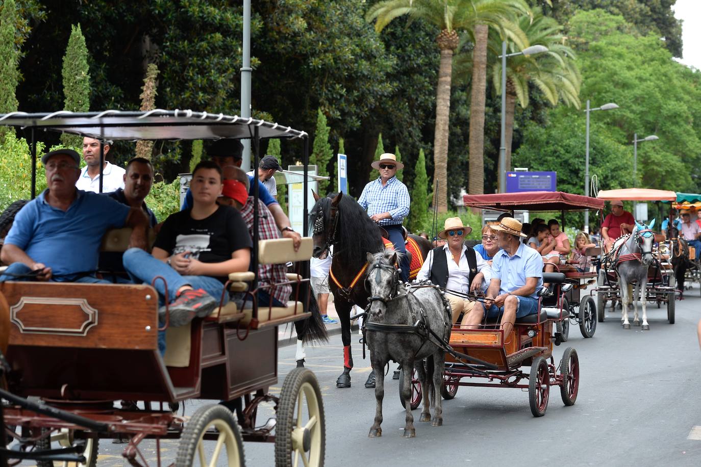 Se han repartido 700 bocadillos, cerveza Estrella de Levante y patatas 'Acho' entre el público asistente.