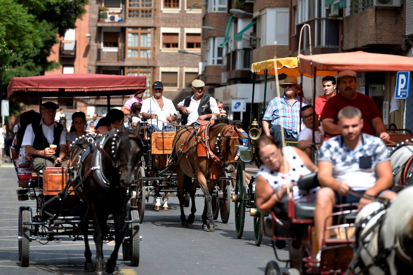 Se han repartido 700 bocadillos, cerveza Estrella de Levante y patatas 'Acho' entre el público asistente.