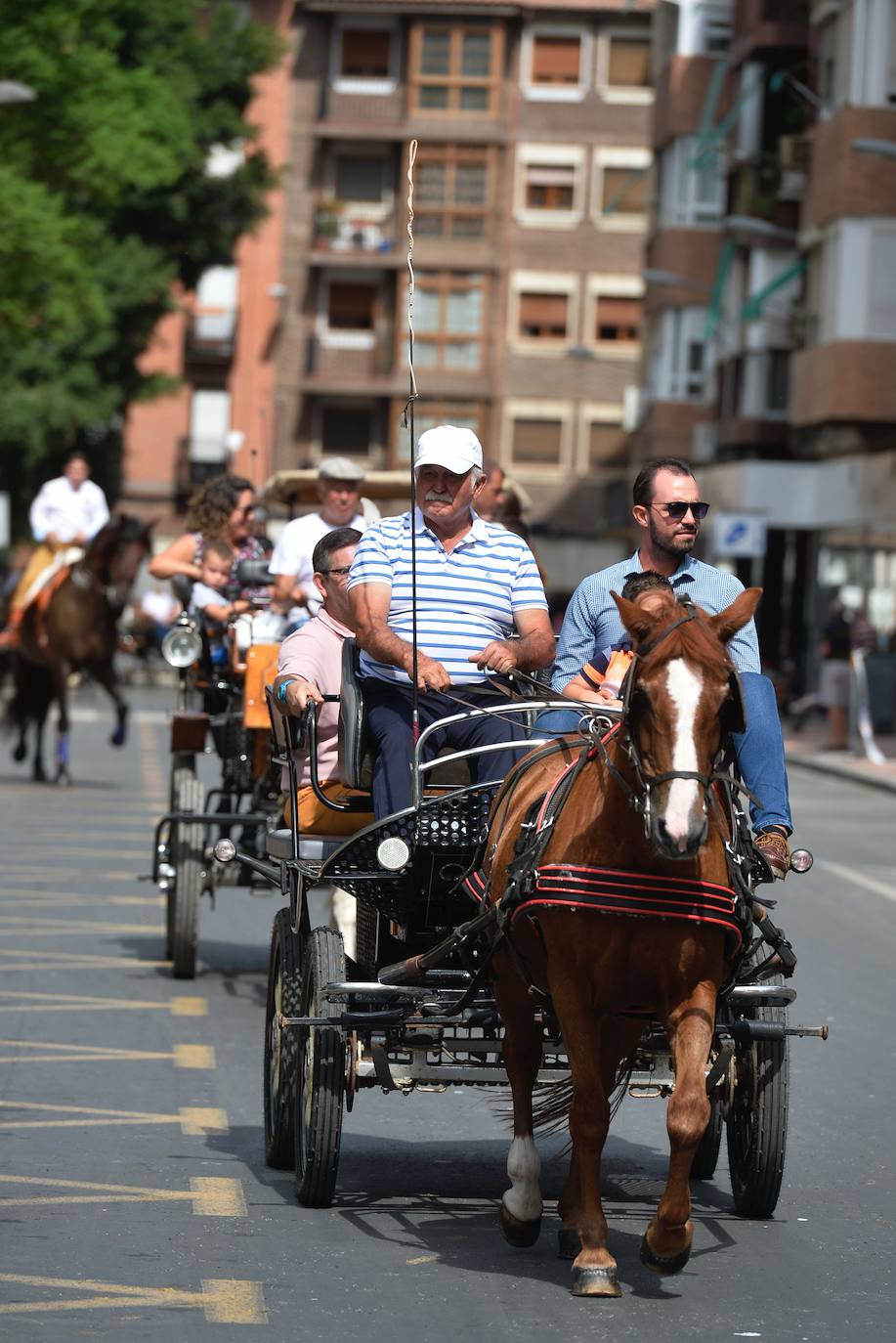 Se han repartido 700 bocadillos, cerveza Estrella de Levante y patatas 'Acho' entre el público asistente.