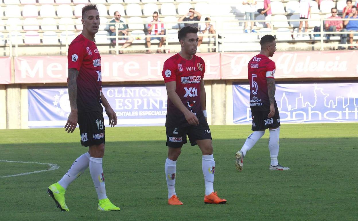 Ubay, Mario Sánchez y Chino, durante el partido.