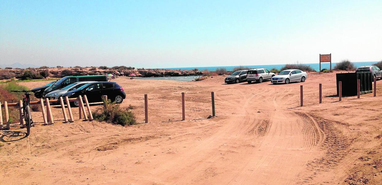 Playa del Charco (Águilas), en el Parque Regional Cabo Cope-Puntas de Calnegre, con coches aparcados irregularmente sobre la arena por la ausencia de dos bolardos de madera que facilita el paso de los vehículos. La fotografía se tomó el fin de semana pasado. 