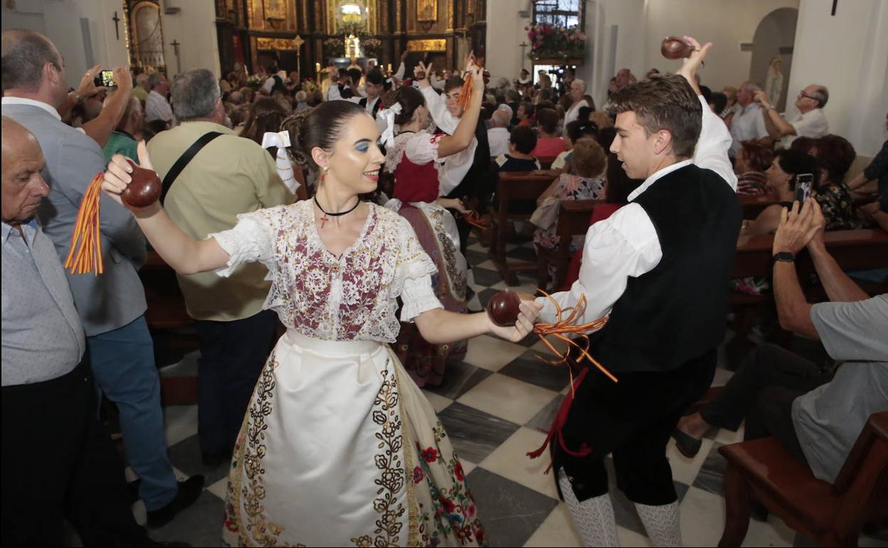 Actuación de un grupo en el día grande de la Virgen de las Huertas, patrona de Lorca.